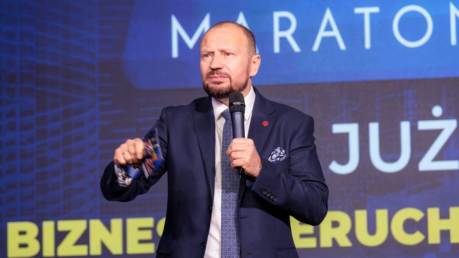 Wojciech Orzechowski na scenie konferencji MARATON WIWN