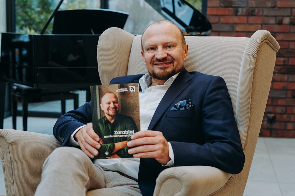 Wojciech Orzechowski z książką „Zarabiaj na nieruchomościach”